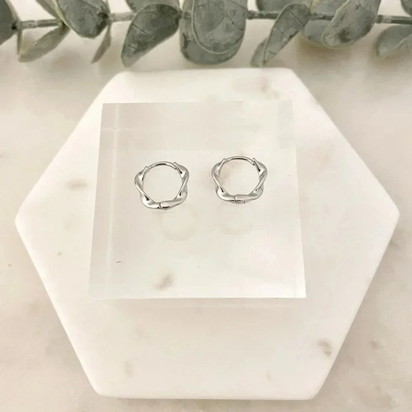 925 Sterling Silver Dainty Twist Huggie Earrings Tiny Hoops Small Hoop Huggies - Picture 4 of 6